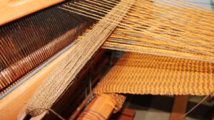 ručno tkanje na podnom razboju