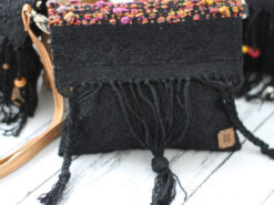 mala crna torba od tkanog materijala